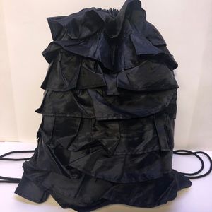 thirty-one black Cinch Sac